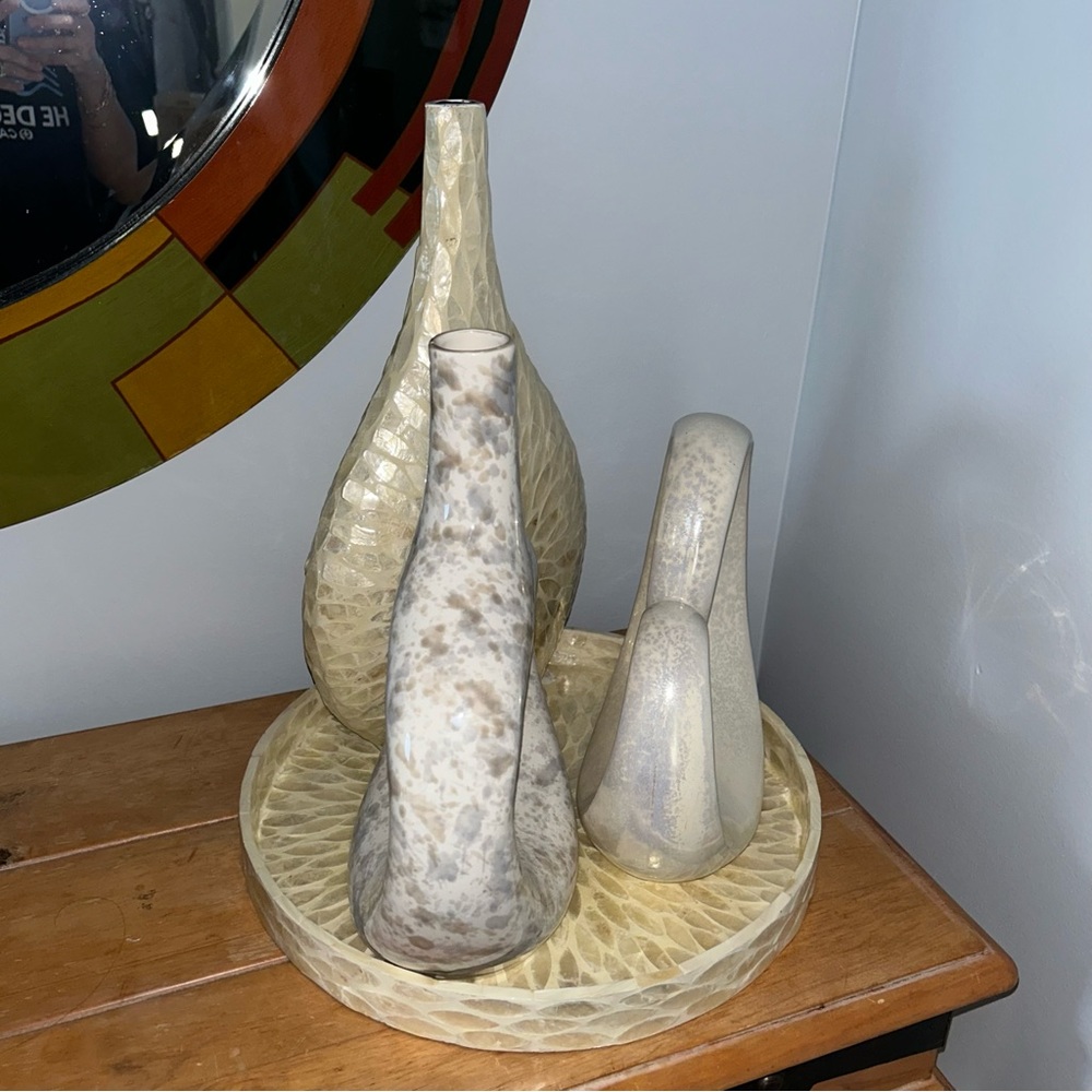 Fancy Vases Natural Color Nacar Set 4Pc
Excellent Condition - Picture 4 of 8